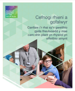 Cefnogi rhieni a gofalwyr: Canllaw i’r rhai sy’n gweithio gyda theuluoedd y mae cam-drin plant yn rhywiol yn effeithio arnynt
